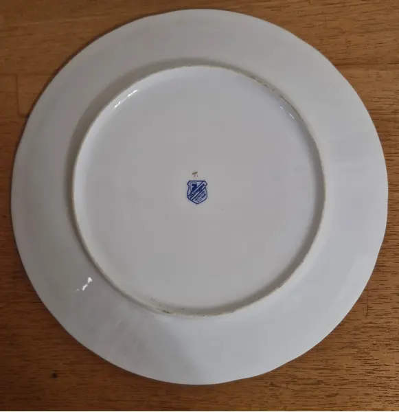 Foto de um(a) Lindo prato de coleção porcelana Limoges, da categoria de Pratos Decorativos. Belíssimo prato decorativo em porcelana de Limoges, fabricado na França, apresenta uma clássica cena romãnica inspirada no... Mostrado de uma perspectiva diferente. Vendido no marketplace Trésors.