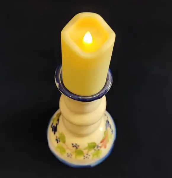 Foto de um(a) Castiçal em Cerâmica Policromada, Cerâmica Rio-Grandense Germany, Década de 1990, da categoria de Castiçais. Castiçal em cerâmica policromada com motivo floral, com borda e base em azul cobalto. Da fábrica de cerâmica riograndense... Mostrado de uma perspectiva diferente. Vendido no marketplace Trésors.