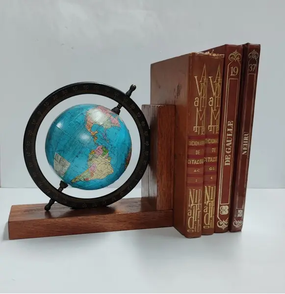 Foto de um(a) Porta Livros Globo Terrestre, Peça Única, da categoria de Apoio para livros. Porta livros globo terrestre: aro em latão ebanizado e com cotas, base em mdeira de cedro e globo em acrílico com papel... Mostrado de uma perspectiva diferente. Vendido no marketplace Trésors.