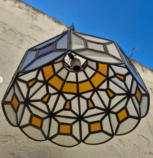 Foto de um(a) ​Lustre pendente antigo em estilo Tiffany, da categoria de Lustres. Lustre pendente antigo em estilo Tiffany, fabricado originalmente entre as décadas de 1960 e 1970.Ele se destaca por sua... Mostrado de uma perspectiva diferente. Vendido no marketplace Trésors.