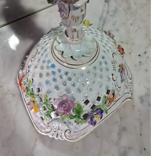 Foto de um(a) Centro de mesa ou fruteira porcelana alemã Dresden (1890-1920), da categoria de Centro de mesa. Espetacular centro de mesa (fruteira pedestal) em legítima porcelana alemã de Dresden, ricamente policromada e com detalhes... Mostrado de uma perspectiva diferente. Vendido no marketplace Trésors.