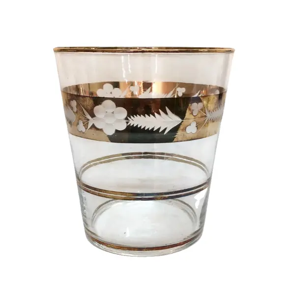 Foto de um(a) Balde de gelo em demi cristal, da categoria de Baldes de Gelo. Balde para gelo em demi cristal com decoração floral e barrados dourados. Medidas 15A x 13cm de diâmetro. Vendido no marketplace Trésors.