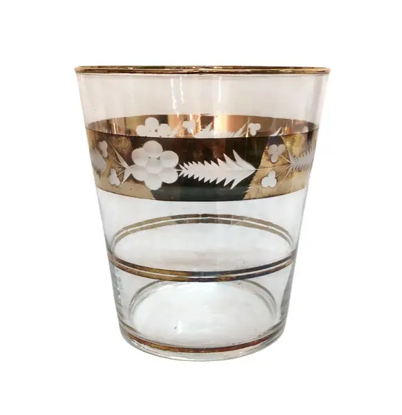 Foto de um(a) Balde de gelo em demi cristal, da categoria de Baldes de Gelo. Balde para gelo em demi cristal com decoração floral e barrados dourados. Medidas 15A x 13cm de diâmetro. Mostrado de uma perspectiva diferente. Vendido no marketplace Trésors.