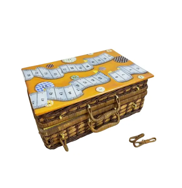 Foto de um(a) ​ Grade caixa em material natural com tampa em porcelana pintada a mão, assinada, da categoria de Cestos e Caixas. Grade caixa em material natural com tampa em porcelana pintada a mão, assinada. O material que segura os fechos está... Vendido no marketplace Trésors.