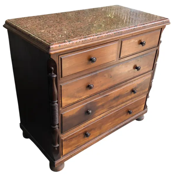 Foto de um(a) Cômoda Antiga em Madeira Maciça com Tampo em Mármore, da categoria de Cômodas e Sapateira. Móvel sensacional que une a nobreza da marcenaria clássica à elegância da pedra natural. Mostrado de uma perspectiva diferente. Vendido no marketplace Trésors.