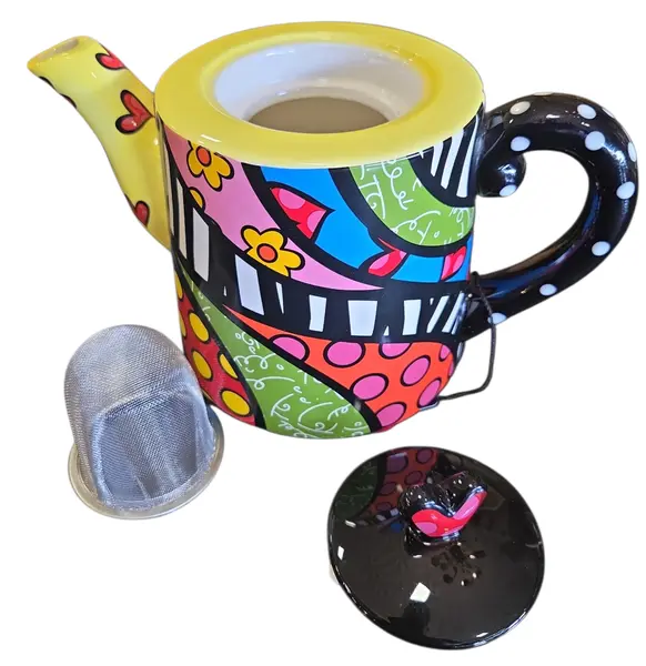 Foto de um(a) Bule Romero Britto Original – Cerâmica, da categoria de Bules. Leve a arte vibrante de Romero Britto para a sua mesa com este bule icônico. Com estampas que misturam elementos do cubismo,... Mostrado de uma perspectiva diferente. Vendido no marketplace Trésors.