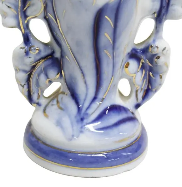 Foto de um(a) Vaso floreiro ao estilo barroco, da categoria de Vasos. Antigo floreiro ao gosto barroco, de porcelana branca, com decoração floral na tonalidade azul com filetes dourados. ... Mostrado de uma perspectiva diferente. Vendido no marketplace Trésors.