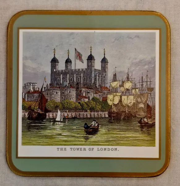 Foto de um(a) Raro jogo de porta-copos inglês ricamente ilustrado, da categoria de Porta-copos. Elegante conjunto de seis porta-copos que apresenta uma estética clássica e nostálgica, exibindo ilustrações detalhadas de... Mostrado de uma perspectiva diferente. Vendido no marketplace Trésors.