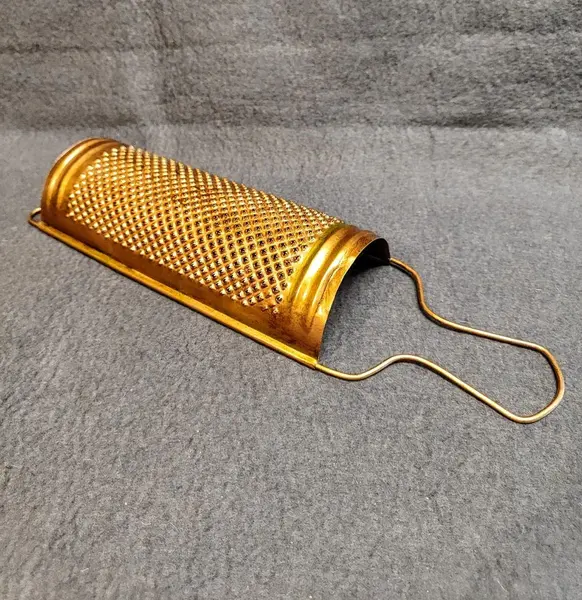 Foto de um(a) Ralador de Queijo em Alumínio com Pátina Cobre, Peça Decorativa, Década de 1970, da categoria de Outros objetos decorativos. Ralador de queijo em alumínio com pátina cobre envelhecida e azinhavrada, da década de 1970. Ideal para uso ou decoração.... Mostrado de uma perspectiva diferente. Vendido no marketplace Trésors.