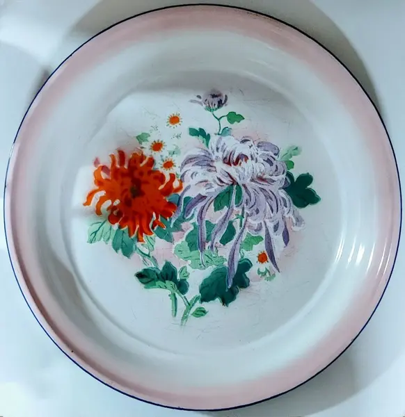 Foto de um(a) Bandeja Esmaltada Bumper Harvest, Década de 1980, da categoria de Bandejas. Bandeja esmaltada, borda rosada e estampa floral. Marca: bumper harvest - made in china, década de 1980. Diâmetro: 45 cm /... Mostrado de uma perspectiva diferente. Vendido no marketplace Trésors.