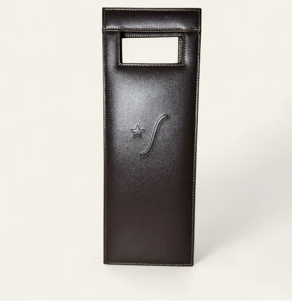 Foto de um(a) Bolsa em couro marron para transporte de garrafa de vinho, da categoria de Suportes para garrafas de vinho. Mais prática e chique impossível! Bolsa em couro marron para transporte de garrafa de vinho. Costura nas bordas e acolchoada... Mostrado de uma perspectiva diferente. Vendido no marketplace Trésors.