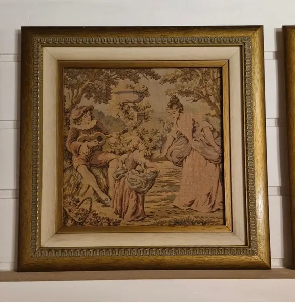 Foto de um(a) Conjunto de 3 quadros com cenas clássicas em Gobelin Francês, da categoria de Tapeçaria. Lindos quadros em tapeçaria gobelin francesa, ricos em detalhes, que são verdadeiras obras de arte feitas com fios. O... Mostrado de uma perspectiva diferente. Vendido no marketplace Trésors.