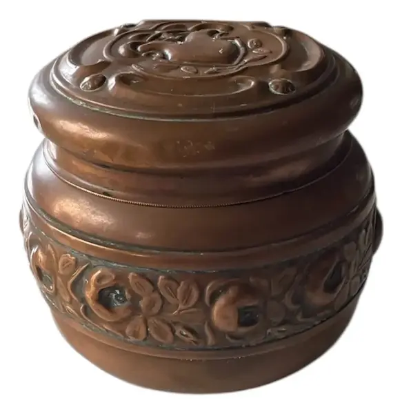Foto de um(a) Antiga Caixa Decorativa Púcaro Porta Joias Cobre Art Nouveau, da categoria de Porta-Jóias. Antiga caixa decorativa, púcaro, porta joias ou potiche em cobre com decoração art nouveau em relevo. Linda peça. Medidas... Vendido no marketplace Trésors.