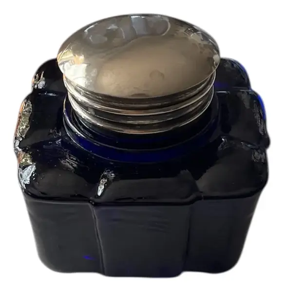 Foto de um(a) Antigo Tinteiro De Coleção Vidro Americano Azul Art Deco, da categoria de Outros colecionáveis. Antigo tinteiro de coleção em vidro americano na cor azul. Guarnições em metal espessurado a prata. Medidas 6x8cm. Vendido no marketplace Trésors.