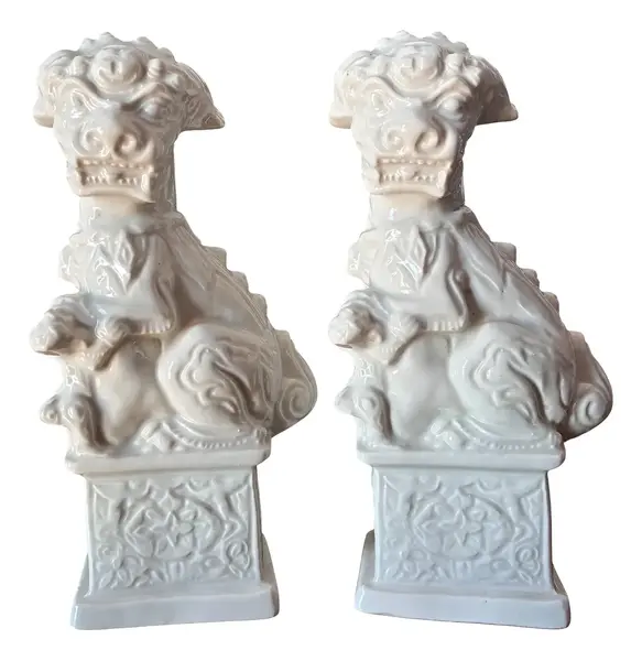 Foto de um(a) Antiga Escultura Par Cães De Fó Porcelana Chinesa Oriental, da categoria de Escultura. Os guardiões. Antigo e lindo par de Cães de Fó em faiança chinesa vitrificada. Peças artísticas, e com muita riqueza de... Vendido no marketplace Trésors.