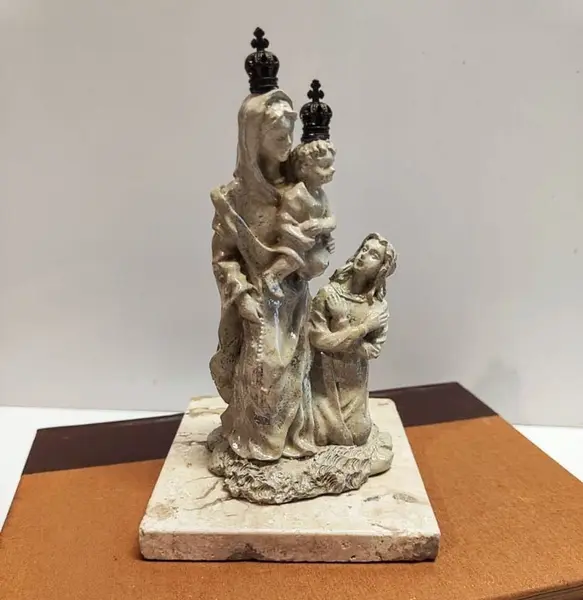 Foto de um(a) Imagem Virgem Maria e O Menino em Resina Italiana e Mármore Travertino, Década de 1980, da categoria de Objetos religiosos e espirituais. Imagem da Virgem Maria e o Menino Jesus em resina italiana com pátina mármore travertino e base em mármore travertino,... Mostrado de uma perspectiva diferente. Vendido no marketplace Trésors.