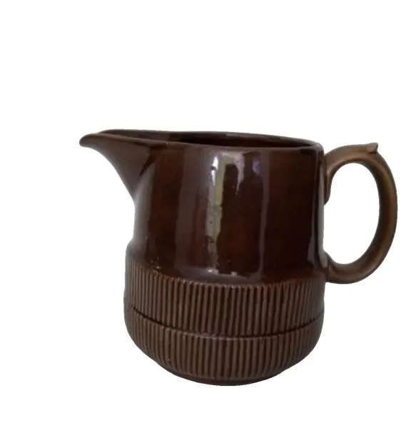 Foto de um(a) Jarra Esmaltada em Terracota, Déc. 1940, da categoria de Garrafas, potes e jarros. Jarra esmaltada em terracota marrom com relevo na parte de baixo, década de 1940. A: 16cm / D: 15cm Peso: 910g. Vendido no marketplace Trésors.