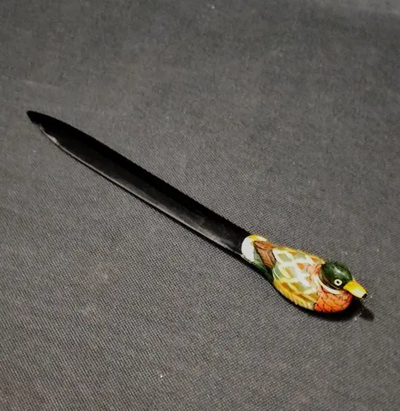 Foto de um(a) Abridor de Cartas Marreco, Década de 1980, da categoria de Abridor de cartas. Abridor de cartas marreco em acrílico preto com marreco policromado dos anos 1980. Colecionável. L: 19 cm P: 2 cm Peso: 7 g. Mostrado de uma perspectiva diferente. Vendido no marketplace Trésors.