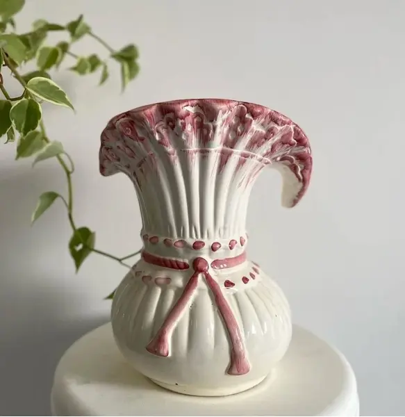 Foto de um(a) Vaso de porcelana, da categoria de Vasos. Vaso de porcelana. Medidas: Altura 26 cmComprimento 20 cmLargura 17 cm Em perfeito estado. Mostrado de uma perspectiva diferente. Vendido no marketplace Trésors.