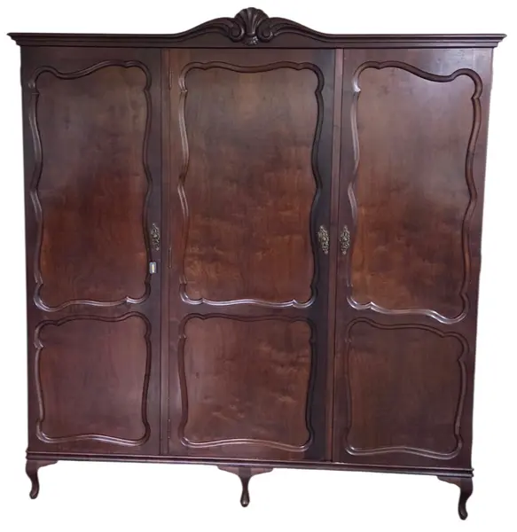Foto de um(a) Guarda Roupa 3 Portas Chippandale em Imbuia, da categoria de Armários e Guarda Roupas. Mostrado de uma perspectiva diferente. Vendido no marketplace Trésors.