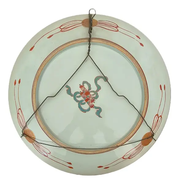 Foto de um(a) Antigo Prato Medalhão Oriental Porcelana Japonesa Séc. Xix. Policromado Oriental, da categoria de Pratos Decorativos. Esse lindo e grande prato medalhão é um belo exemplo de porcelana japonesa do final do século XIX ou início do século XX... Mostrado de uma perspectiva diferente. Vendido no marketplace Trésors.