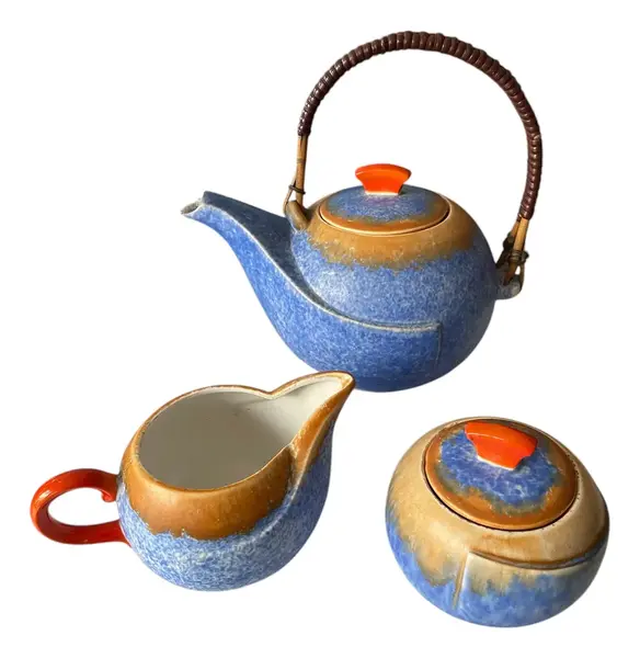 Foto de um(a) Antigo Conjunto de Chá Porcelana Art Deco, da categoria de Conjuntos de café e chá. Antigo e raro conjunto de chá, composto por três peças (bule, açucareiro e leiteira) em faiança/porcelana alemã. As cores... Vendido no marketplace Trésors.