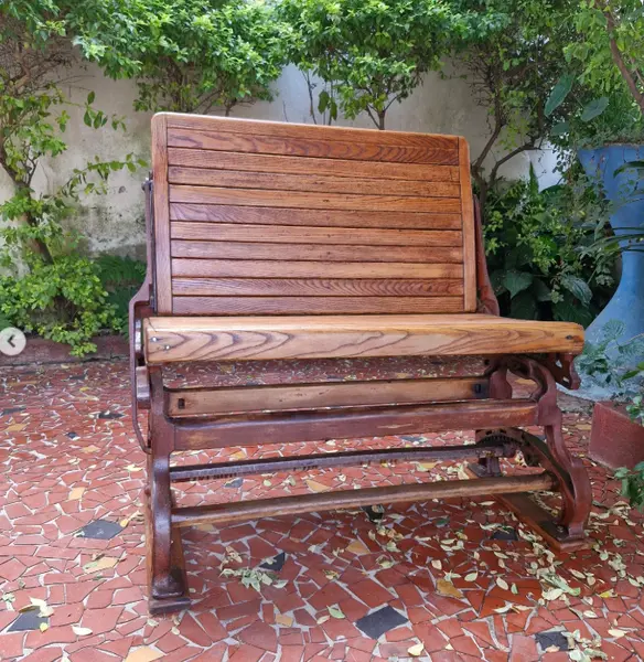 Foto de um(a) Raro Banco de bonde confeccionado em ferro fundido e madeira Carvalho, da categoria de Bancos. COLECIONISMO - Antigo e raro banco de bonde confeccionado em ferro fundido e madeira de Carvalho nobre ripada, manufatura... Mostrado de uma perspectiva diferente. Vendido no marketplace Trésors.