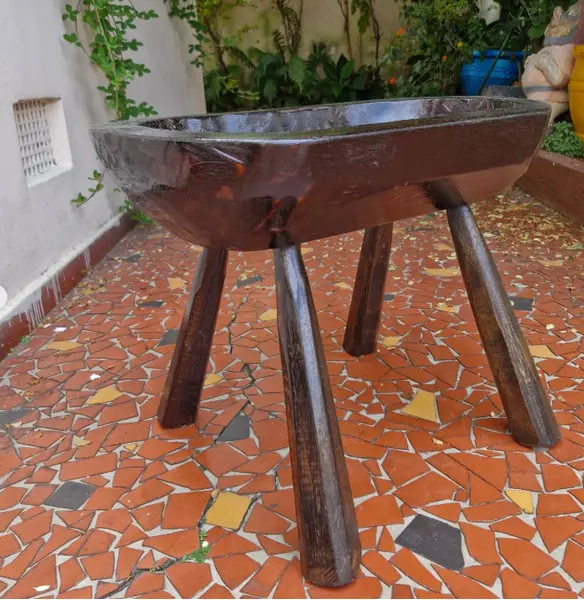 Foto de um(a) Gamela rústica suspensa com pés, da categoria de Outros móveis. Esta peça é uma gamela rústica suspensa com pés, um artefato tradicional da cultura rural brasileira, frequentemente... Mostrado de uma perspectiva diferente. Vendido no marketplace Trésors.