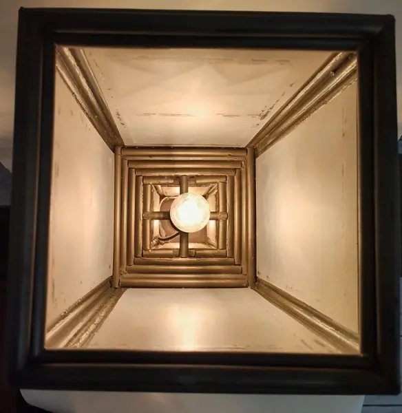 Foto de um(a) Luminária Modern Papern, da categoria de Abajures. Luminária de mesa feita de rolinhos de papel com cola branca, tufo com pátina bronze e folha de acetato fosca como difusor,... Mostrado de uma perspectiva diferente. Vendido no marketplace Trésors.