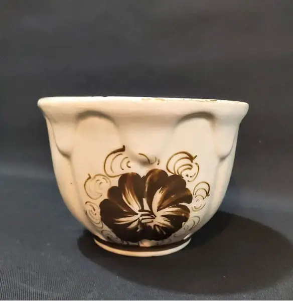Foto de um(a) Bowl Porcelana Anos 60, da categoria de Tigelas decorativas. Bowl em porcelana bege com flores em dourado, década de 1960 já com o craquelamento devido a idade. A: 11,5 cm / Diametro:... Mostrado de uma perspectiva diferente. Vendido no marketplace Trésors.