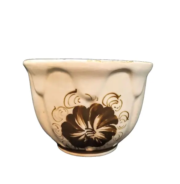 Foto de um(a) Bowl Porcelana Anos 60, da categoria de Tigelas decorativas. Bowl em porcelana bege com flores em dourado, década de 1960 já com o craquelamento devido a idade. A: 11,5 cm / Diametro:... Vendido no marketplace Trésors.