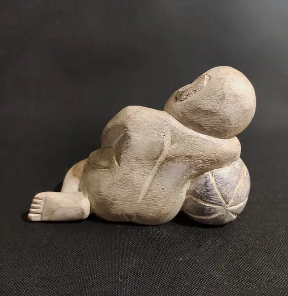 Foto de um(a) Escultura Balinesa Baby Sleeping Anos 80, da categoria de Modelos e estatuetas. Baby sleeping esculpidos balineses em madeira e policromados, década de 1980. Medidas: A 10,5 cm / L 14,5 cm / P 5,5 cm A:... Mostrado de uma perspectiva diferente. Vendido no marketplace Trésors.