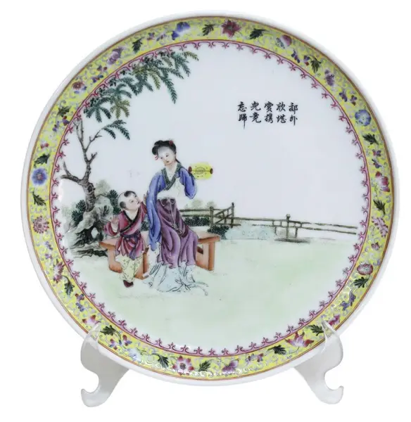 Foto de um(a) Antigo prato oriental com selo vermelho, da categoria de Pratos Decorativos. Antigo e raro prato oriental, em sólida porcelana com fina pintura manual de cenas típicas, figura bem expressiva e... Vendido no marketplace Trésors.