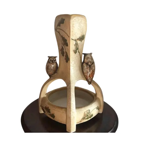 Foto de um(a) Antigo Vaso Centro De Mesa Art Nouveau Faiança Austríaca, da categoria de Vasos. Antigo vaso, centro de mesa Art Nouveau em faiança austríaca, linda e delicada decoração com corujas e folhas. Início do... Vendido no marketplace Trésors.