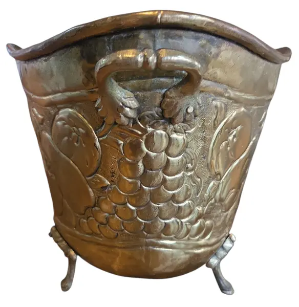 Foto de um(a) Floreira ornamentada em Latão, da categoria de Cachepot. Mostrado de uma perspectiva diferente. Vendido no marketplace Trésors.