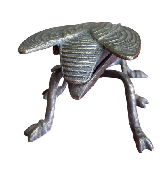 Foto de um(a) Cinzeiro de Mosca em Bronze, da categoria de Cinzeiros. Mostrado de uma perspectiva diferente. Vendido no marketplace Trésors.