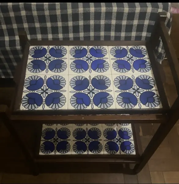 Foto de um(a) Carrinho de Chá em Jacarandá com Azulejos Portugueses – Peça Rara Vintage, da categoria de Carrinhos de bar e auxiliares. Carrinho de chá original dos anos 60, feito em jacarandá maciço, com dois tampos revestidos por azulejos portugueses Peça... Mostrado de uma perspectiva diferente. Vendido no marketplace Trésors.