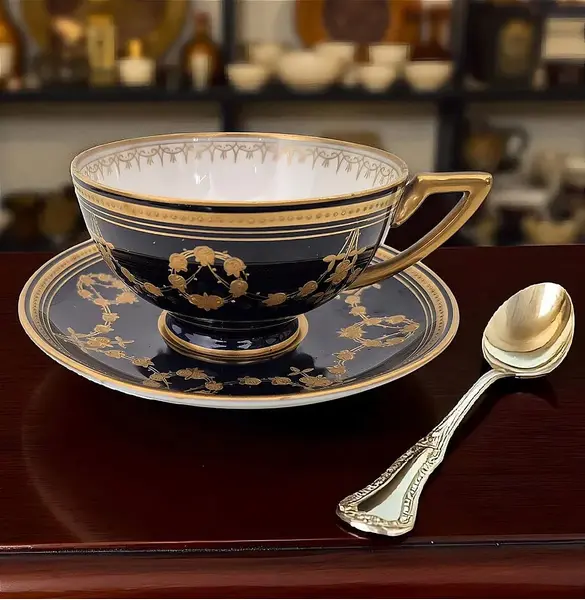 Foto de um(a) Xícara Porcelana Austríaca, da categoria de Xícaras. Deslumbrante xícara de chá com pires em porcelana austríaca antiga, um verdadeiro testemunho da excelência artesanal... Mostrado de uma perspectiva diferente. Vendido no marketplace Trésors.