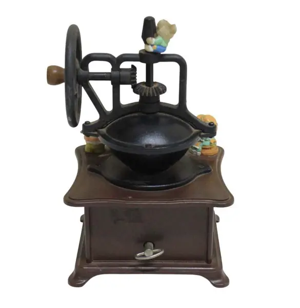 Foto de um(a) Caixa de música formato moedor de café, da categoria de Cestos e Caixas. Antiga caixa musical representando moedor de café, em material plástico com decoração ratinhos em policromia. Funcionando,... Mostrado de uma perspectiva diferente. Vendido no marketplace Trésors.