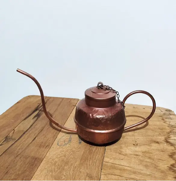 Foto de um(a) Regador em Cobre, Década de 1970, da categoria de Outros objetos decorativos. Regador em cobre com partes marteladas, e tampa com corrente, década de 1970. A: 13,5 cm / Diâmetro: 11 cm / distância entre... Mostrado de uma perspectiva diferente. Vendido no marketplace Trésors.