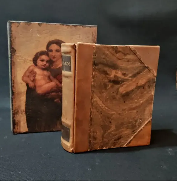 Foto de um(a) Livros Caixas Madona 80'S, da categoria de Cestos e Caixas. Caixa livro madona em madeira, década de 1990 h: 20 cm l: 15,5 cm p: 7 cm caixa livro book em madeira, década de 1980. Abre... Mostrado de uma perspectiva diferente. Vendido no marketplace Trésors.