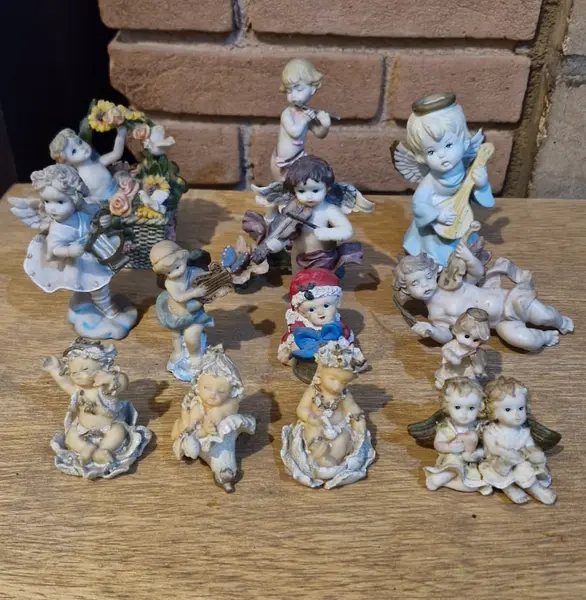 Foto de um(a) Anjinhos alados colecionáveis em resina, da categoria de Outros objetos decorativos. Encantador conjunto de pequenas estatuetas colecionáveis representando anjos e querubins, conhecidos como "putti" na arte... Mostrado de uma perspectiva diferente. Vendido no marketplace Trésors.
