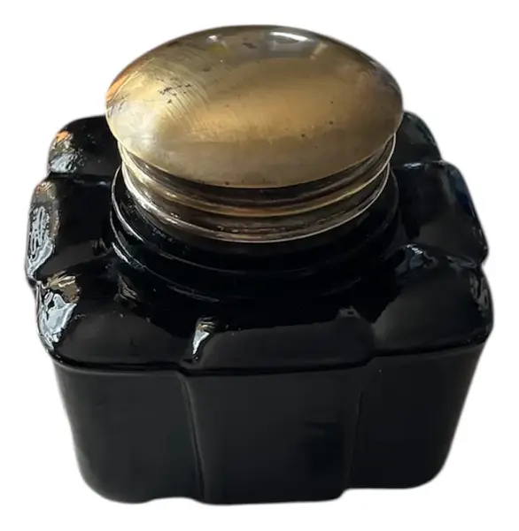 Foto de um(a) Antigo Tinteiro De Coleção Vidro Americano Verde Art Deco, da categoria de Garrafas, potes e jarros. Antigo tinteiro de coleção em vidro americano na cor verde. Guarnições em metal dourado. pequeno bicado na parte de trás.... Vendido no marketplace Trésors.