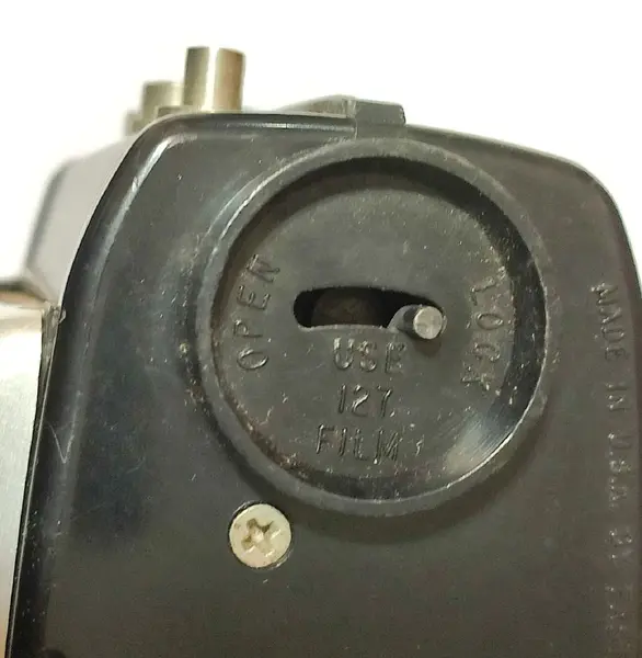 Foto de um(a) Kodak Brownie Starlet Camera, Anos 50, da categoria de Câmeras fotográficas. Kodak Brownie Starlet Camera, década de 1950, produzida nos Estados Unidos, capa em couro legítimo. Original e muitíssimo... Mostrado de uma perspectiva diferente. Vendido no marketplace Trésors.