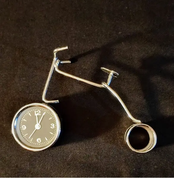 Foto de um(a) Relógio Bicicleta, Década de 1980, da categoria de Relógios de mesa. Relógio bicicleta em metal niquelado, década de 1989 máquina do relógio com bateria. L: 14,7 cm A: 11 cm P: 3,7 cm Peso: 83 g. Mostrado de uma perspectiva diferente. Vendido no marketplace Trésors.