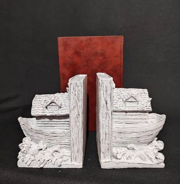 Foto de um(a) Par de Porta Livros Arca de Noé, Década de 2000, da categoria de Apoio para livros. Par de porta livros arca de noé, em resina com pátina provençal, década de 2000 peça única pelo designer marcelus ribas. A:... Mostrado de uma perspectiva diferente. Vendido no marketplace Trésors.