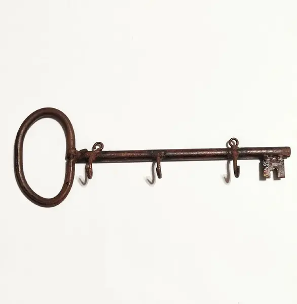 Foto de um(a) Porta Chaves em Ferro, da categoria de Ganchos. Porta chave em ferro com 3 ganchos com efeito oxidado e proteção de verniz. L: 32 cm A: 11,5 cm peso: 436 g. Mostrado de uma perspectiva diferente. Vendido no marketplace Trésors.