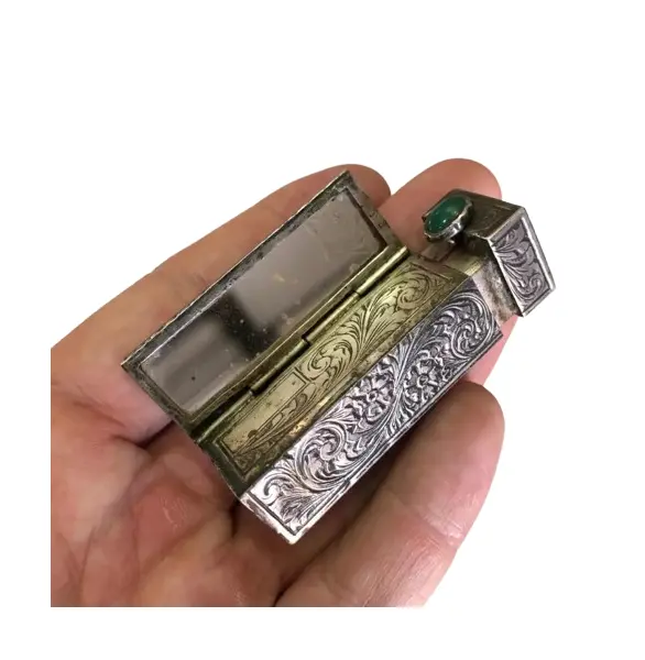 Foto de um(a) Antigo E Muito Raro Porta Batom Francês Em Prata De Lei, da categoria de Outros colecionáveis. Rara peça do início do século XX Mede aprox 6cm. Vendido no marketplace Trésors.