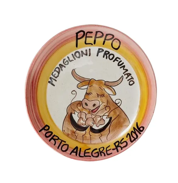 Foto de um(a) Prato Decorativo Peppo Cucina, Porto Alegre, 2016, da categoria de Pratos Decorativos. Prato em cerâmica com nome de restaurante da região sul do país. Peppo cucina, porto alegre, 2009 pintura à mão com design... Vendido no marketplace Trésors.