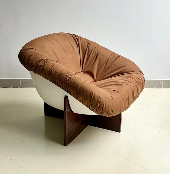 Foto de um(a) Poltrona Lafer MP 61 - Estrutura em Fibra de Vidro com Estofado em Chenille e Base em Madeira Nobre, da categoria de Poltronas. Poltrona Lafer MP 61 - uma obra-prima que combina sofisticação e comodidade. Com estrutura em fibra de vidro, estofado em... Mostrado de uma perspectiva diferente. Vendido no marketplace Trésors.